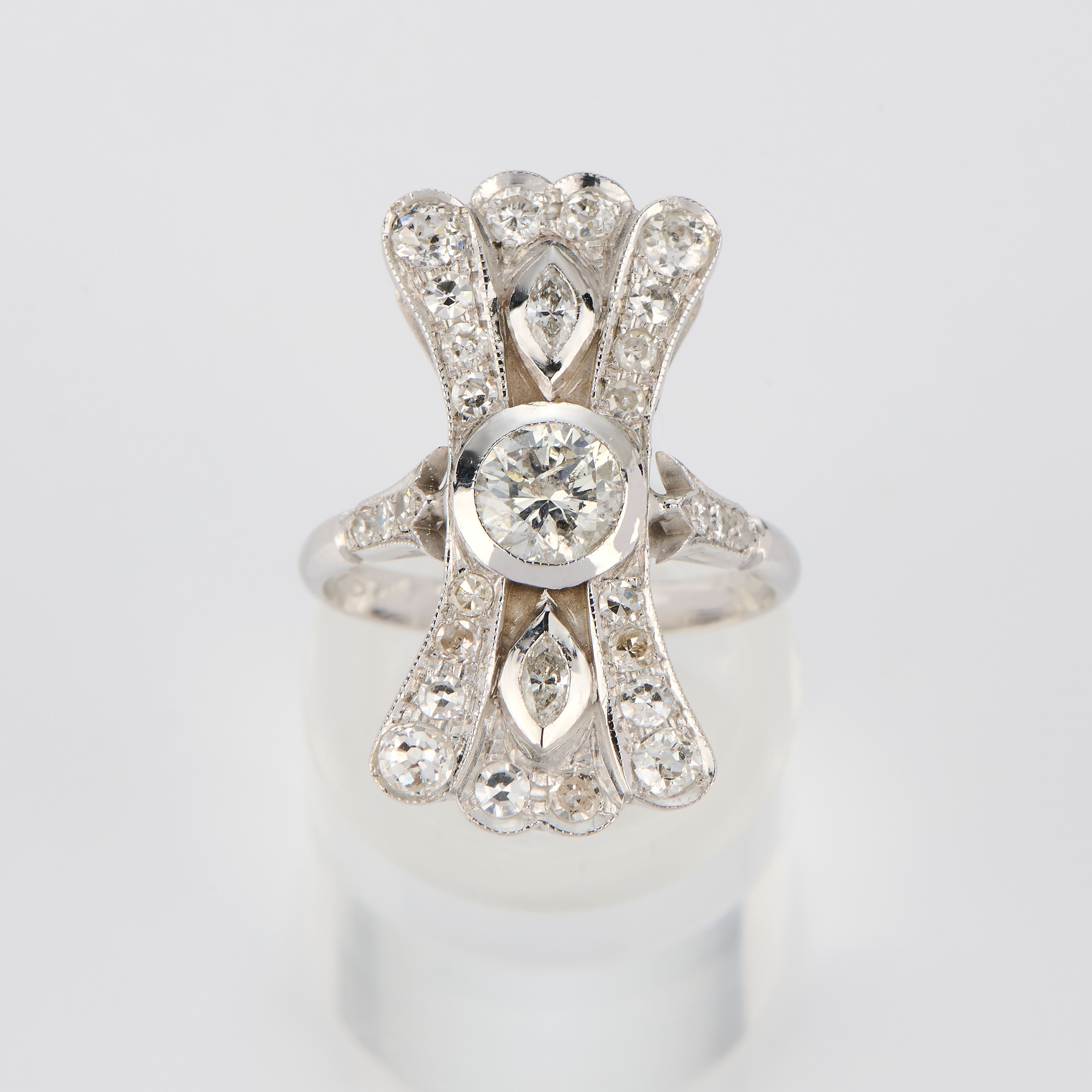 Anello a fiocco in oro bianco con diamanti