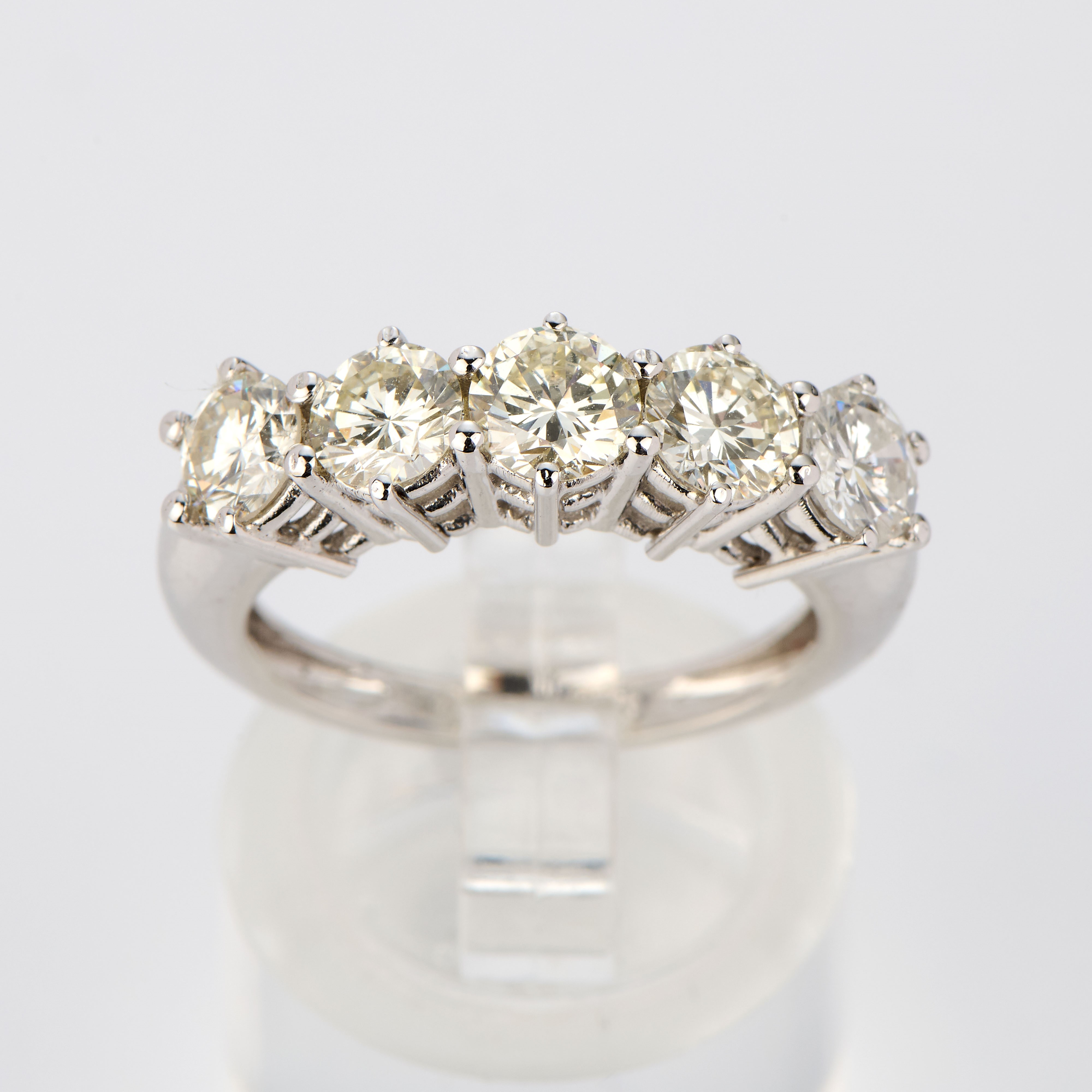 Anello veretta in oro bianco con diamanti