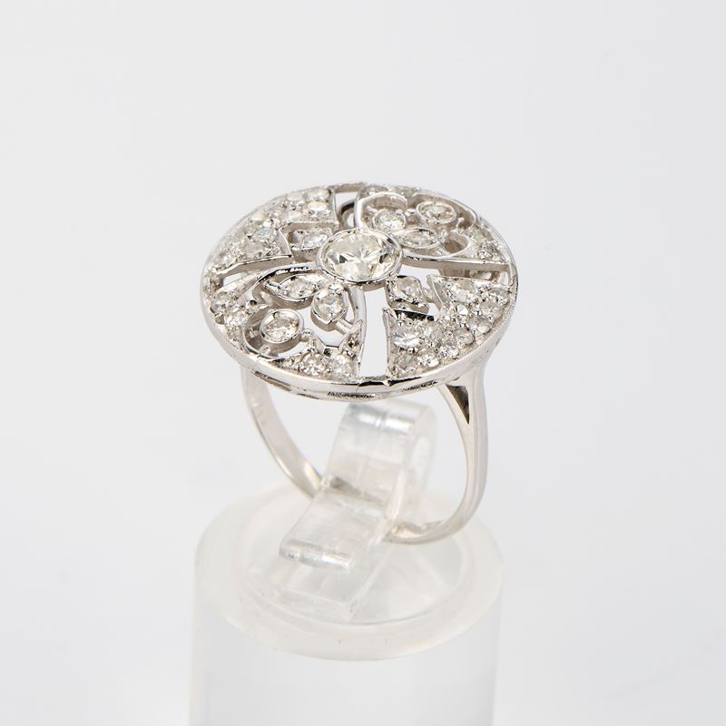 Anello rotondo e traforato in oro bianco con diamanti