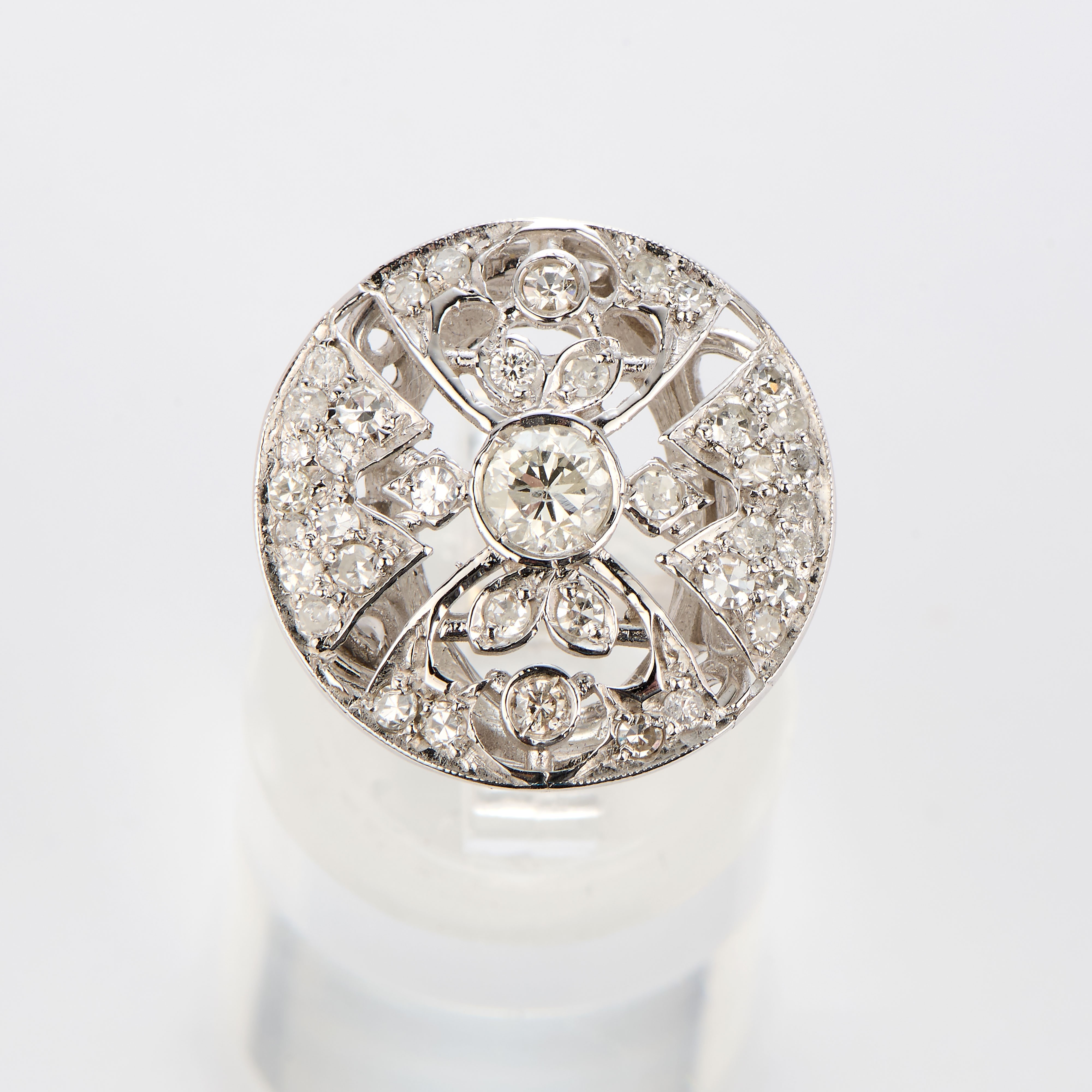 Anello rotondo e traforato in oro bianco con diamanti