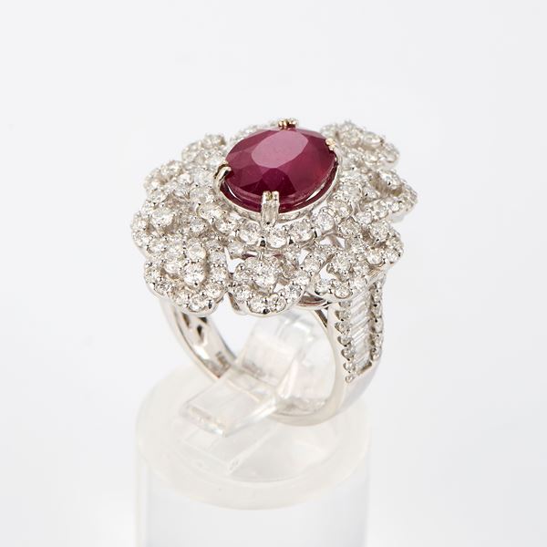 Anello in oro bianco con rubino e diamanti