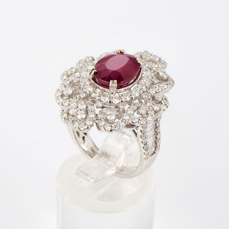 Anello in oro bianco con rubino e diamanti