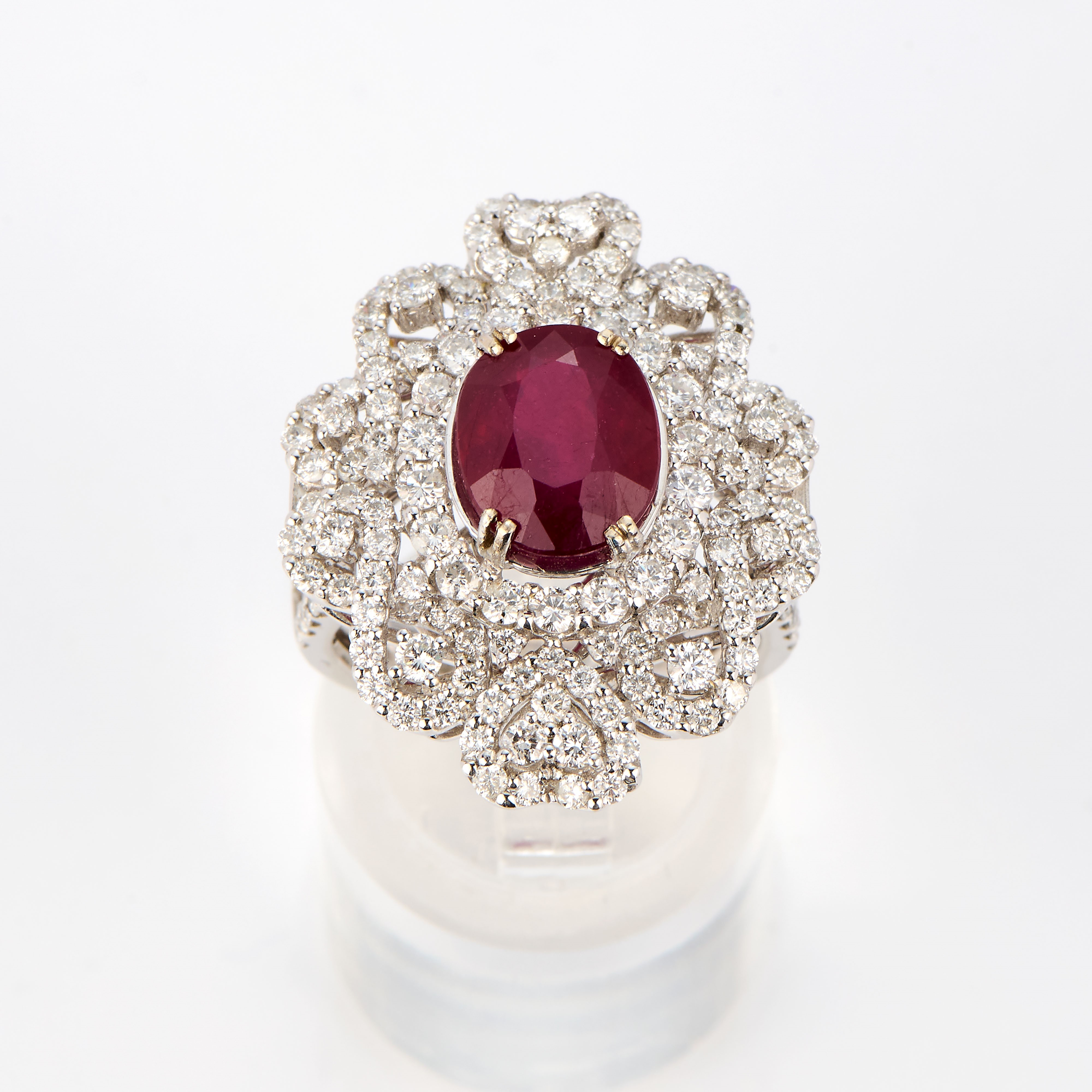 Anello in oro bianco con rubino e diamanti