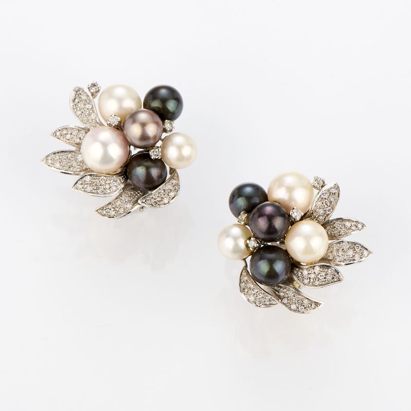 Orecchini a fiore a clips in oro bianco con perle e diamanti