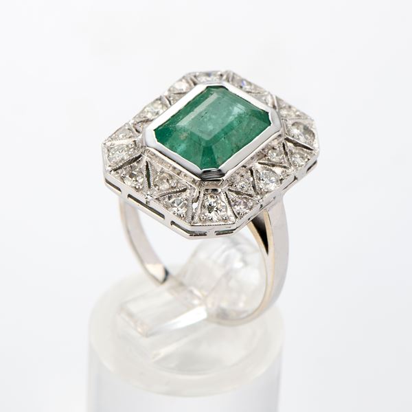 Anello ottagonale traforato in oro bianco con smeraldo e diamanti