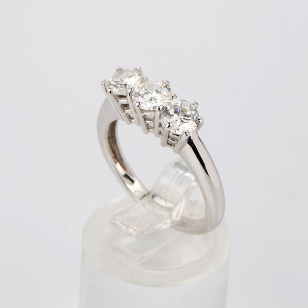 Anello trilogy in oro bianco con diamanti