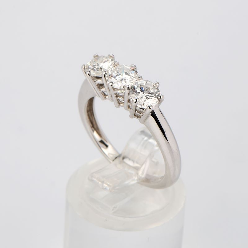 Anello trilogy in oro bianco con diamanti