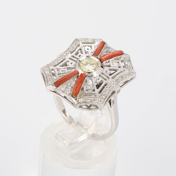 Anello ottagonale traforato in oro bianco con diamanti e corallo