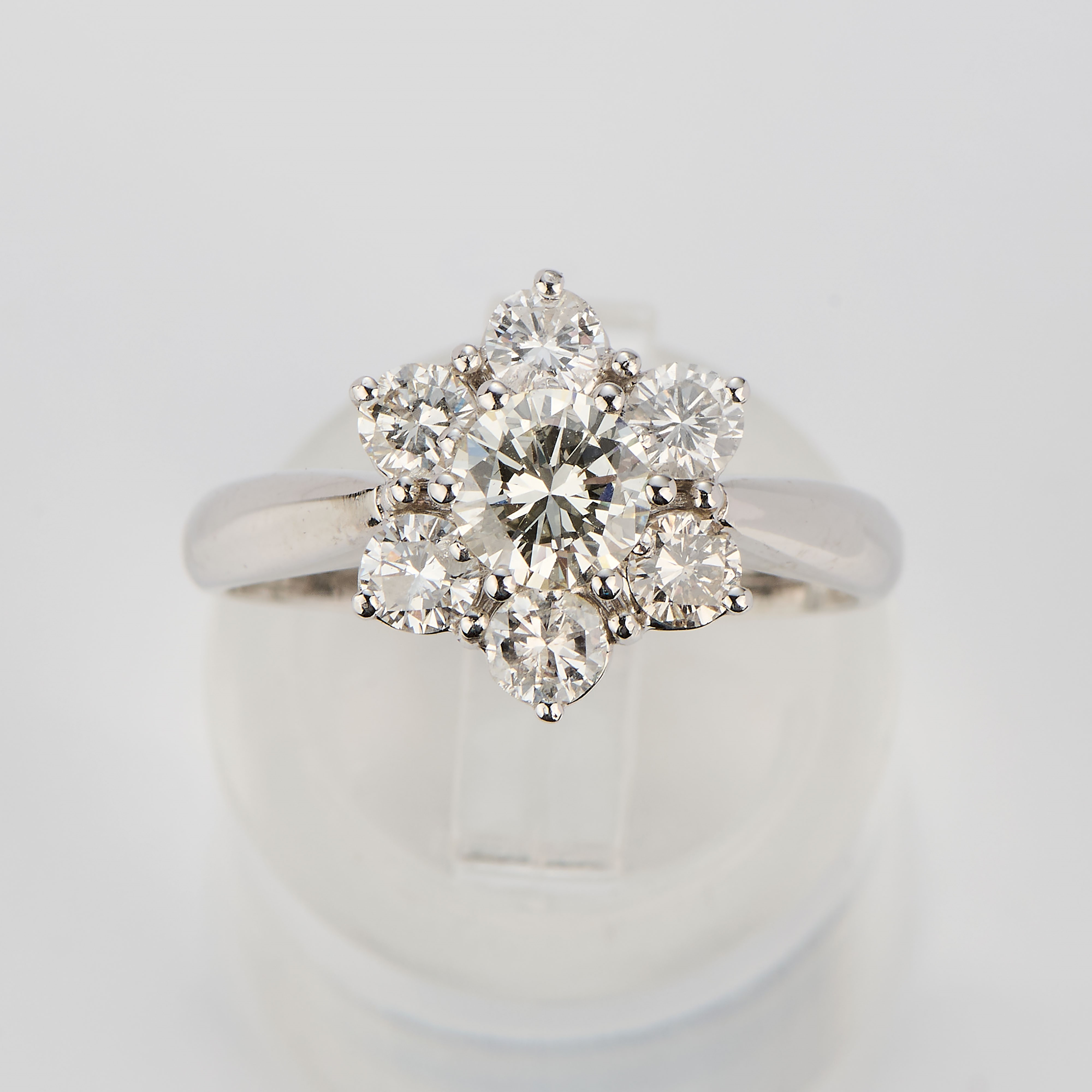 Anello a margherita in oro bianco e diamanti
