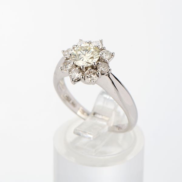 Anello a margherita in oro bianco con diamanti 