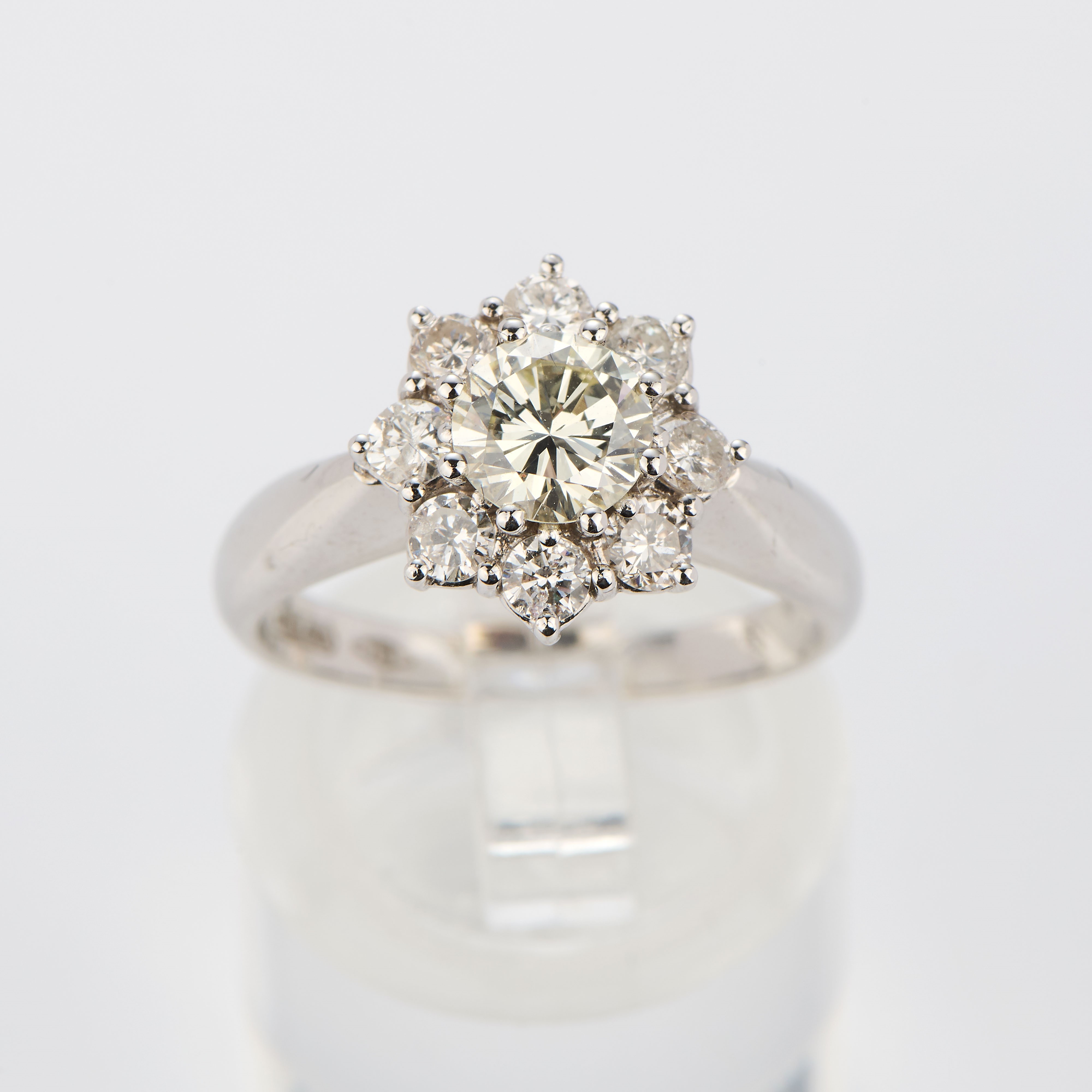Anello a margherita in oro bianco con diamanti
