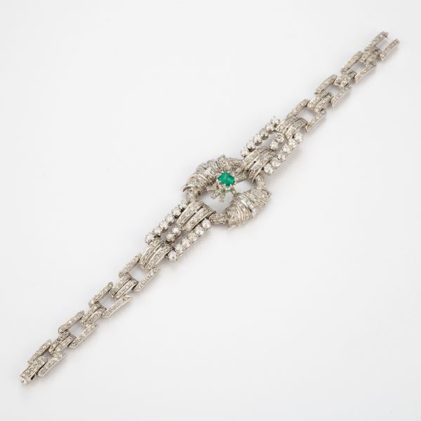 Bracciale a maglie geometriche in platino con diamanti e smeraldo