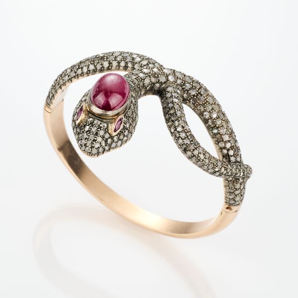 Bracciale rigido a serpente in oro giallo e argento con rubini e rose di diamante