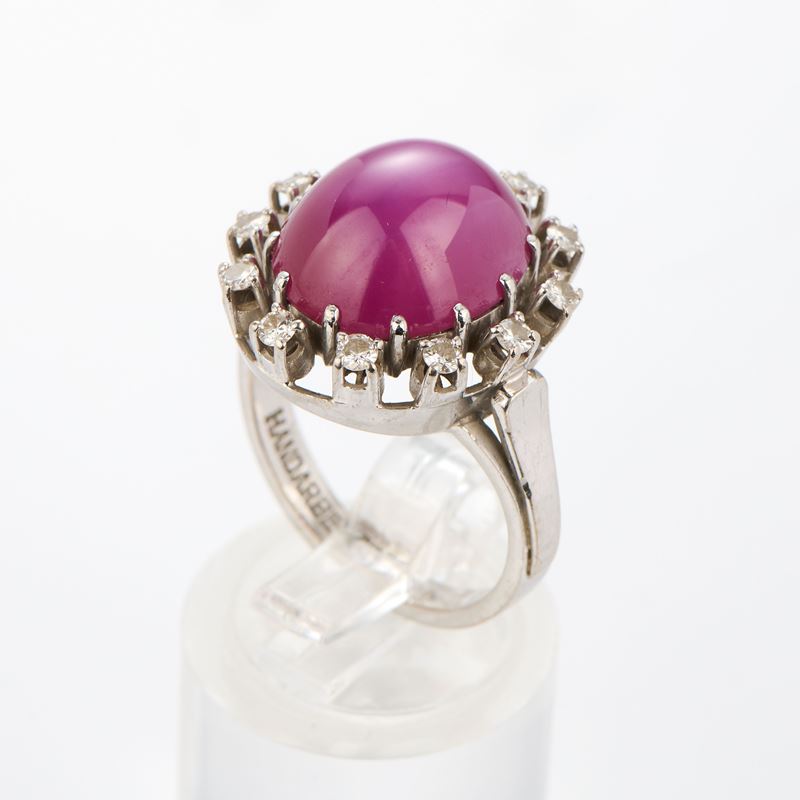 Anello in oro bianco con rubino e diamanti