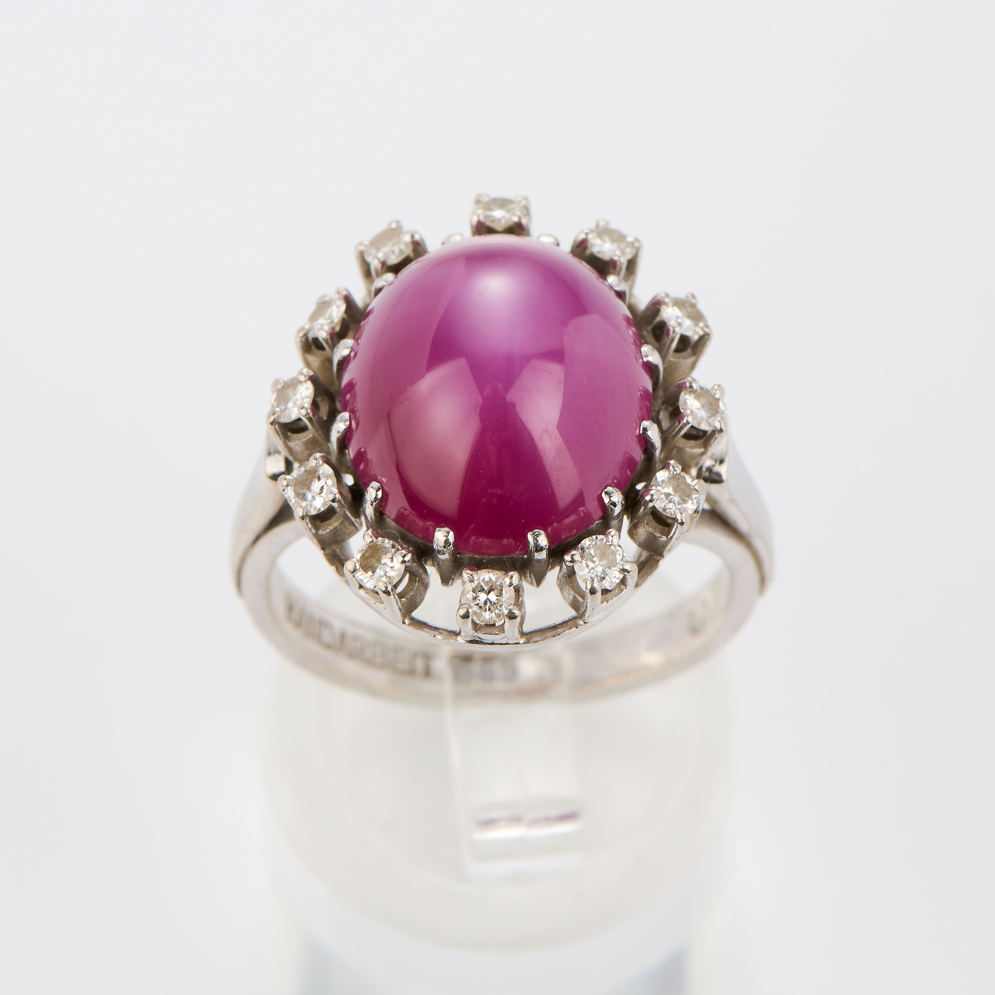 Anello in oro bianco con rubino e diamanti