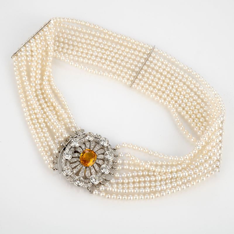 Collana girocollo di perle con oro bianco, diamanti e zaffiro