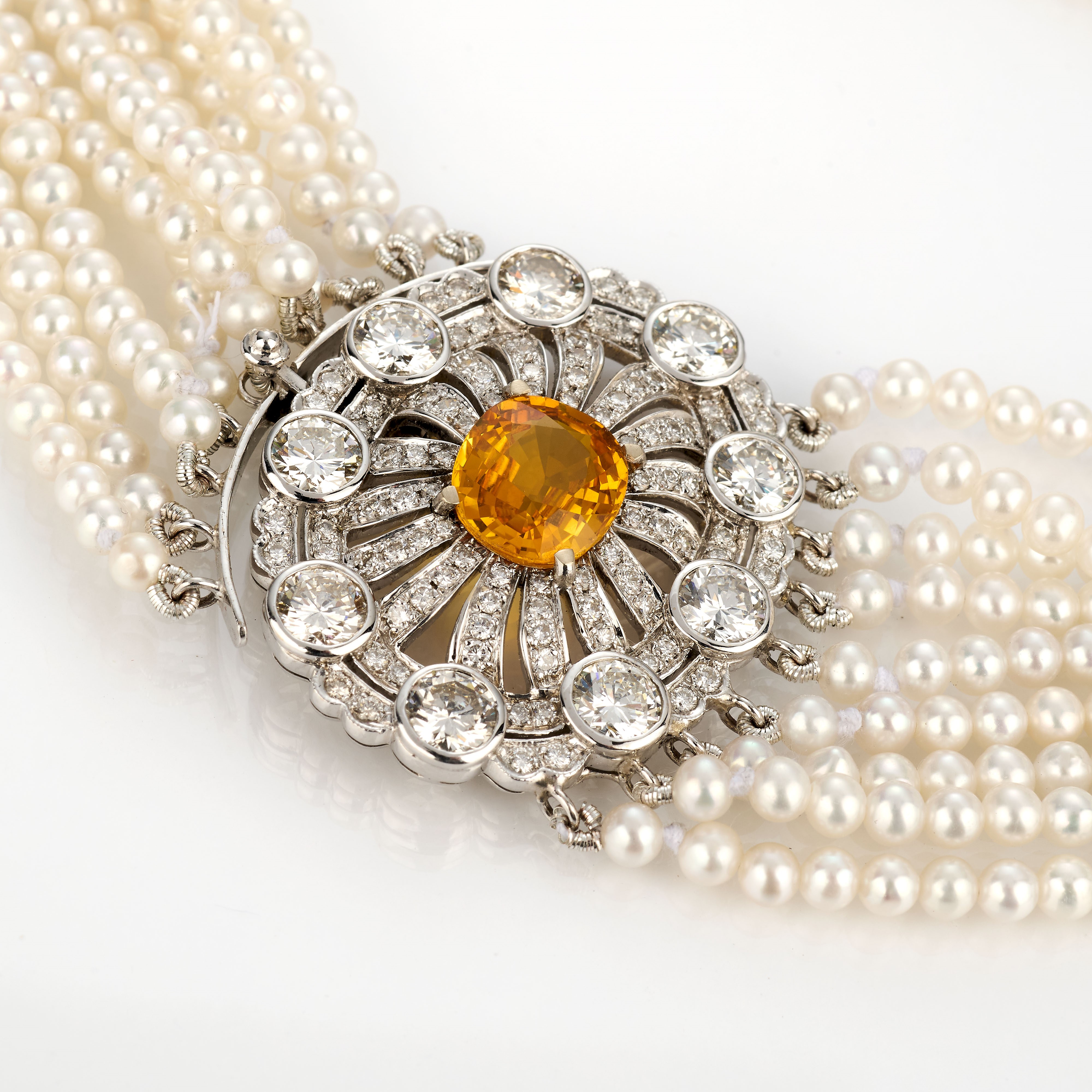 Collana girocollo di perle con oro bianco, diamanti e zaffiro