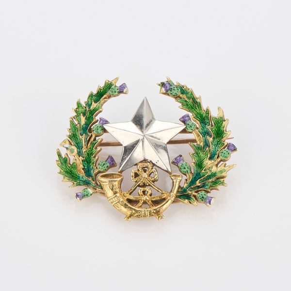 Spilla Regimental in oro giallo, bianco e smalti policromi