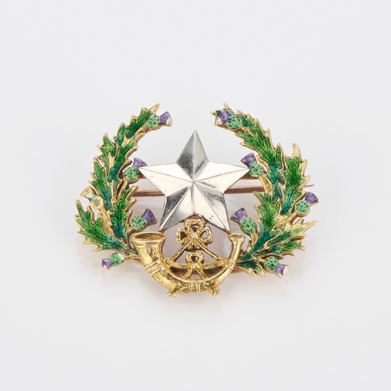 Spilla Regimental in oro giallo, bianco e smalti policromi