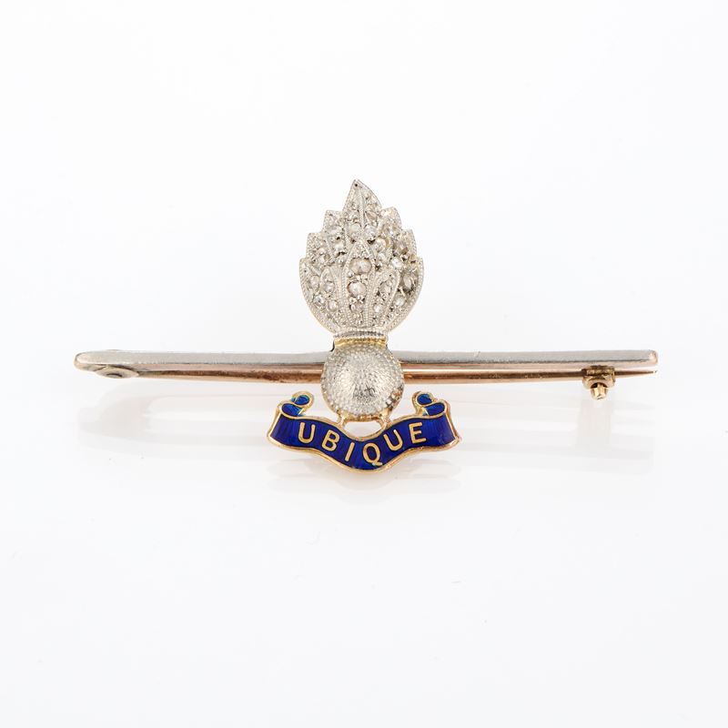 Spilla Regimental in oro giallo, platino, rose di diamante e smalto