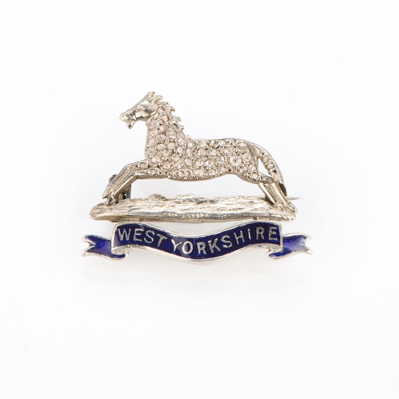 Spilla Regimental in oro bianco, rose di diamante e smalto