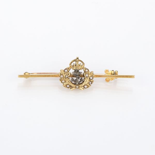 Spilla Regimental in oro giallo e bianco con micro perle