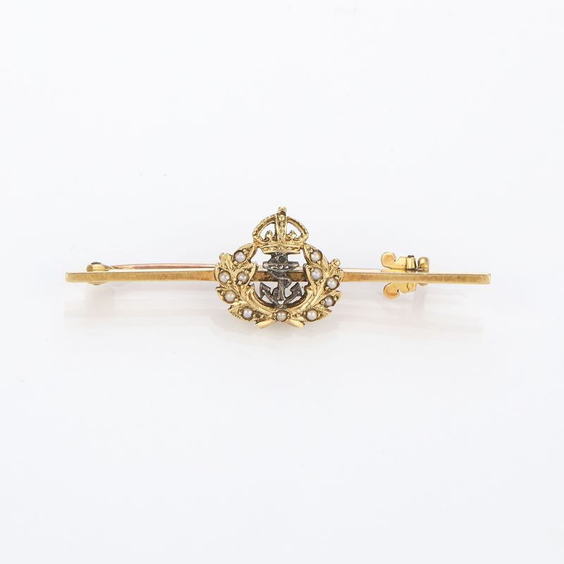 Spilla Regimental in oro giallo e bianco con micro perle