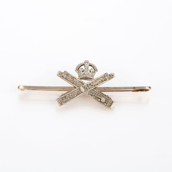 Spilla Regimental in oro giallo e bianco con rose di diamante