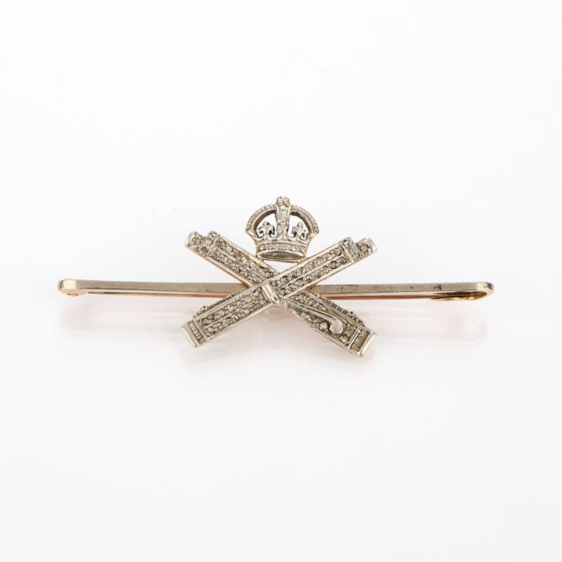 Spilla Regimental in oro giallo e bianco con rose di diamante
