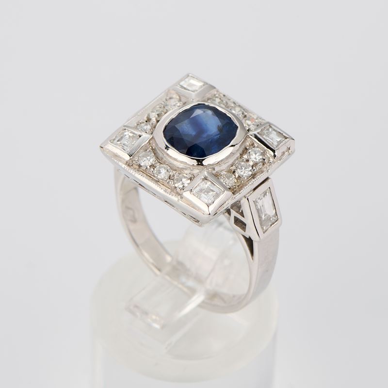 Anello quadrato in oro bianco con zaffiro e diamanti