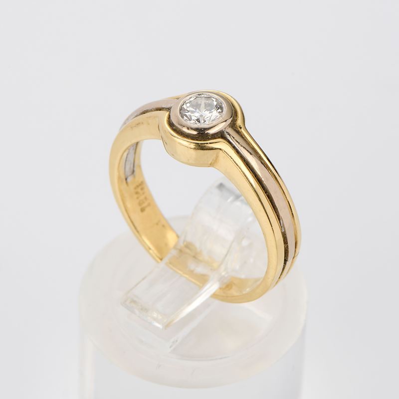 Anello solitario in oro giallo con diamante