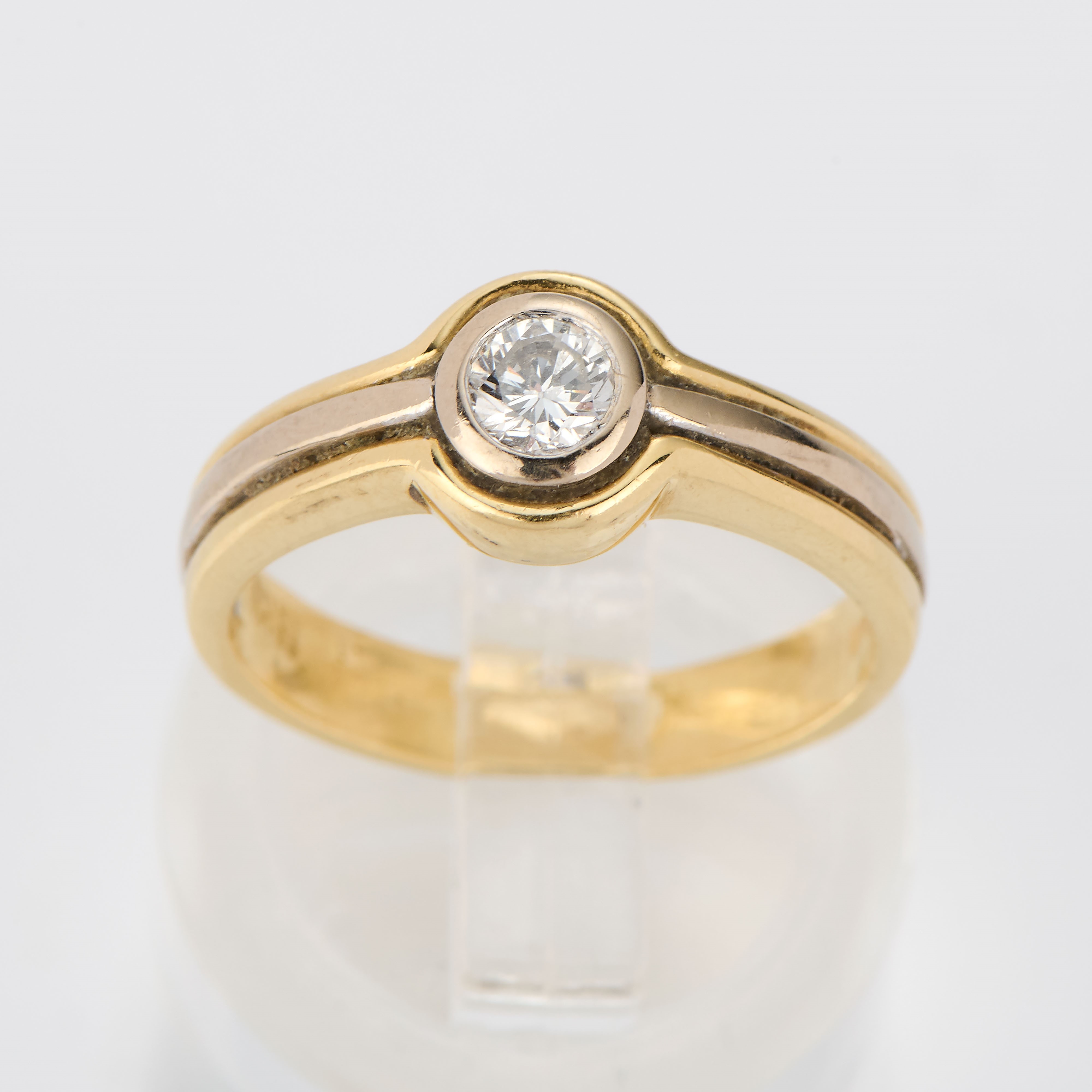 Anello solitario in oro giallo con diamante