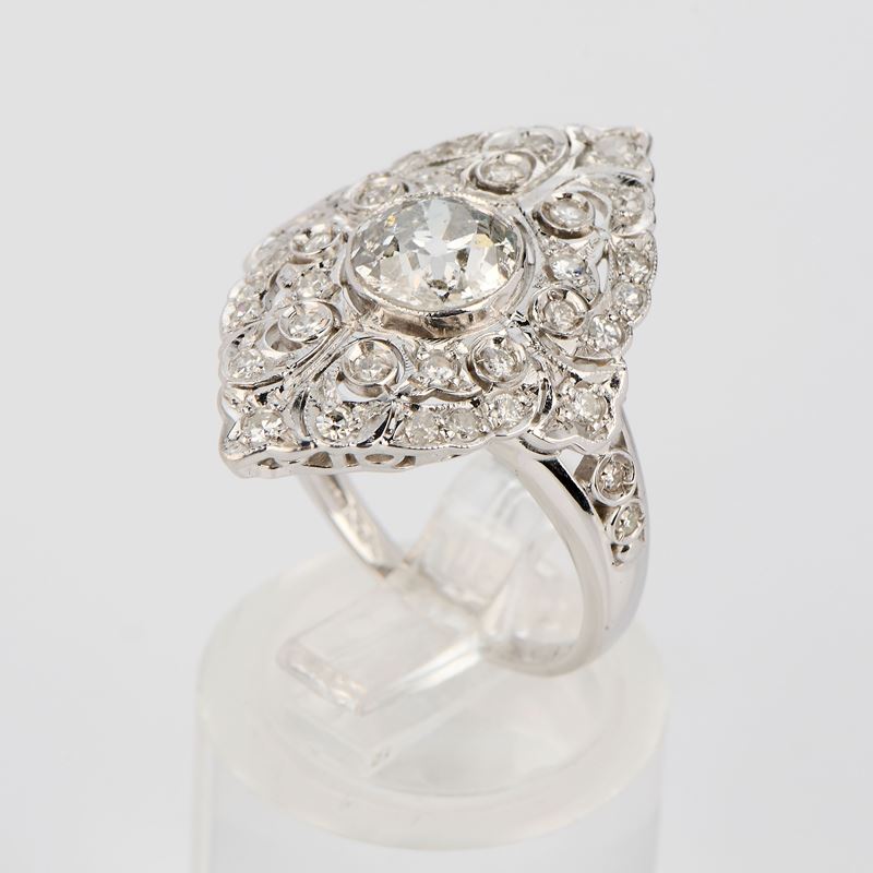 Anello a losanga traforato in oro bianco con diamanti
