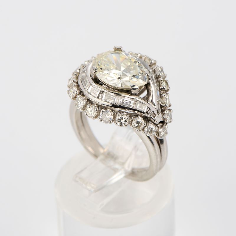 Anello a goccia in oro bianco con diamanti