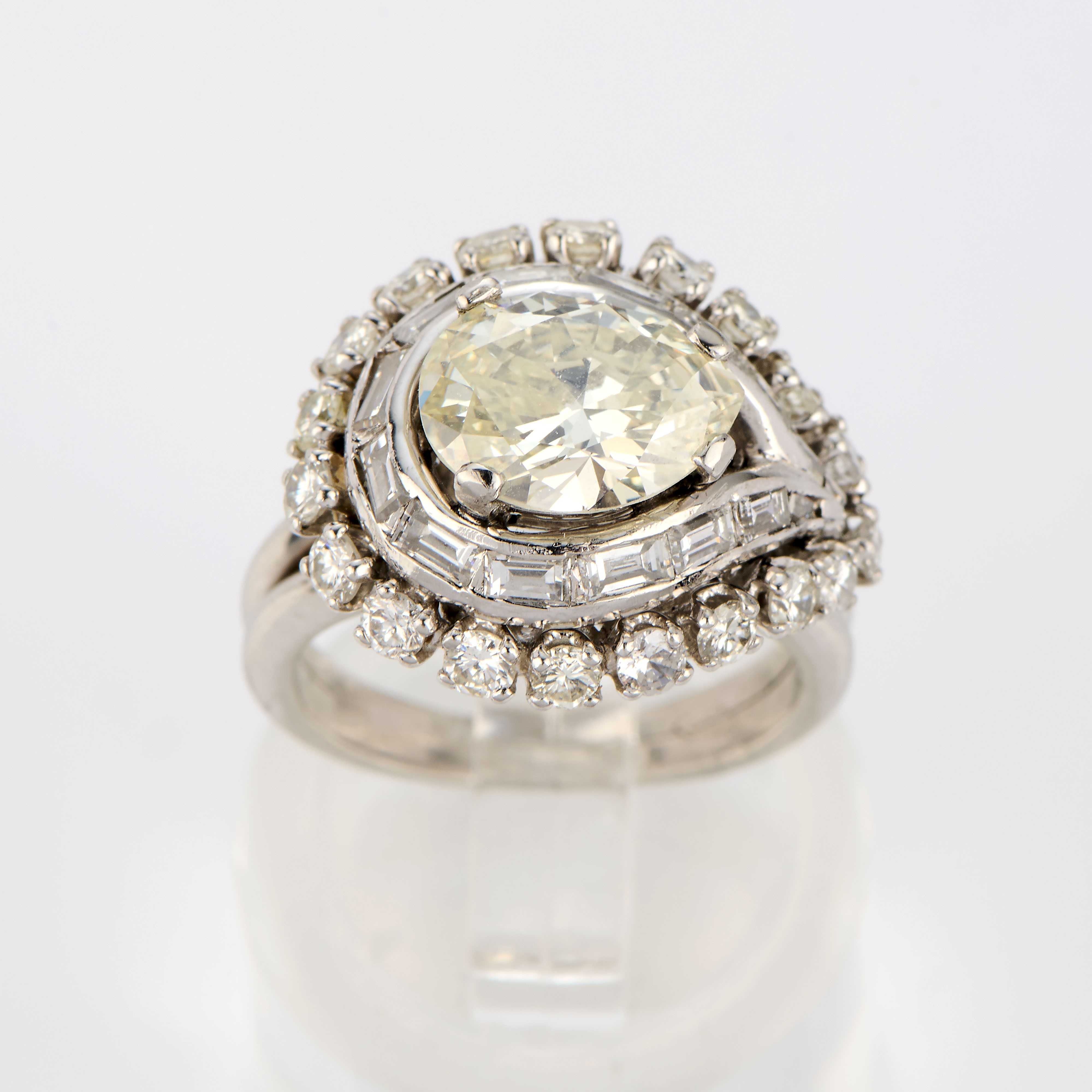 Anello a goccia in oro bianco con diamanti