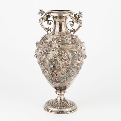 Vaso in argento, corpo piriforme con decorazione in rilievo vegetale e mascheroni, manici a drago