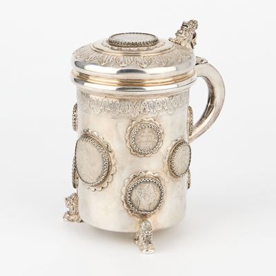 Tankard in argento, corpo cilindrico liscio con decoro a castoni e coperchio a leone (XX secolo)