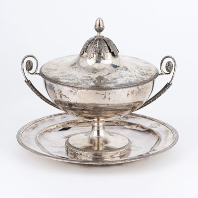 Puerpera, tazza e piatto in argento con decoro a palmette e motivi vegetali (inizio XIX secolo)