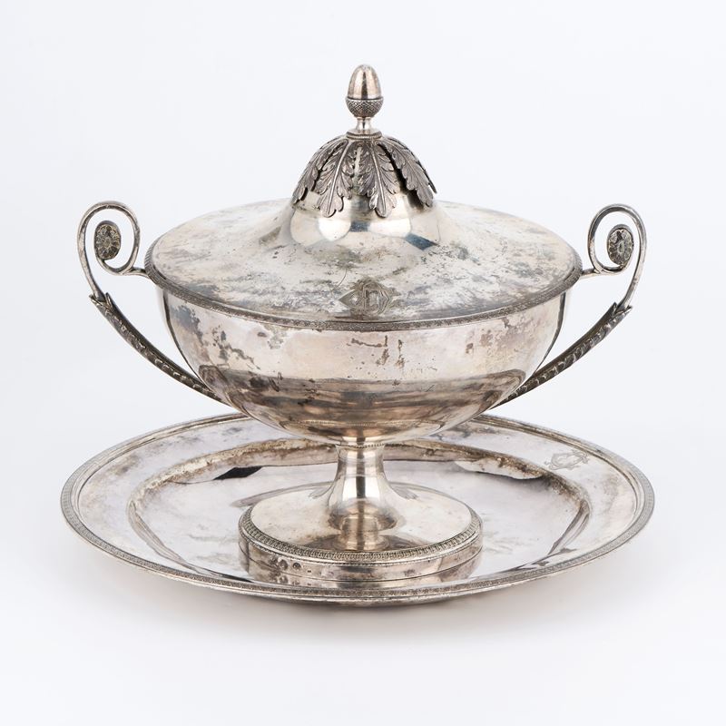 Puerpera, tazza e piatto in argento con decoro a palmette e motivi vegetali (inizio XIX secolo)