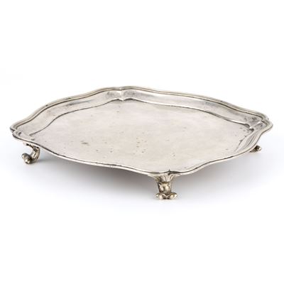 Salver antico in argento, corpo quadrato con bordo polilobato