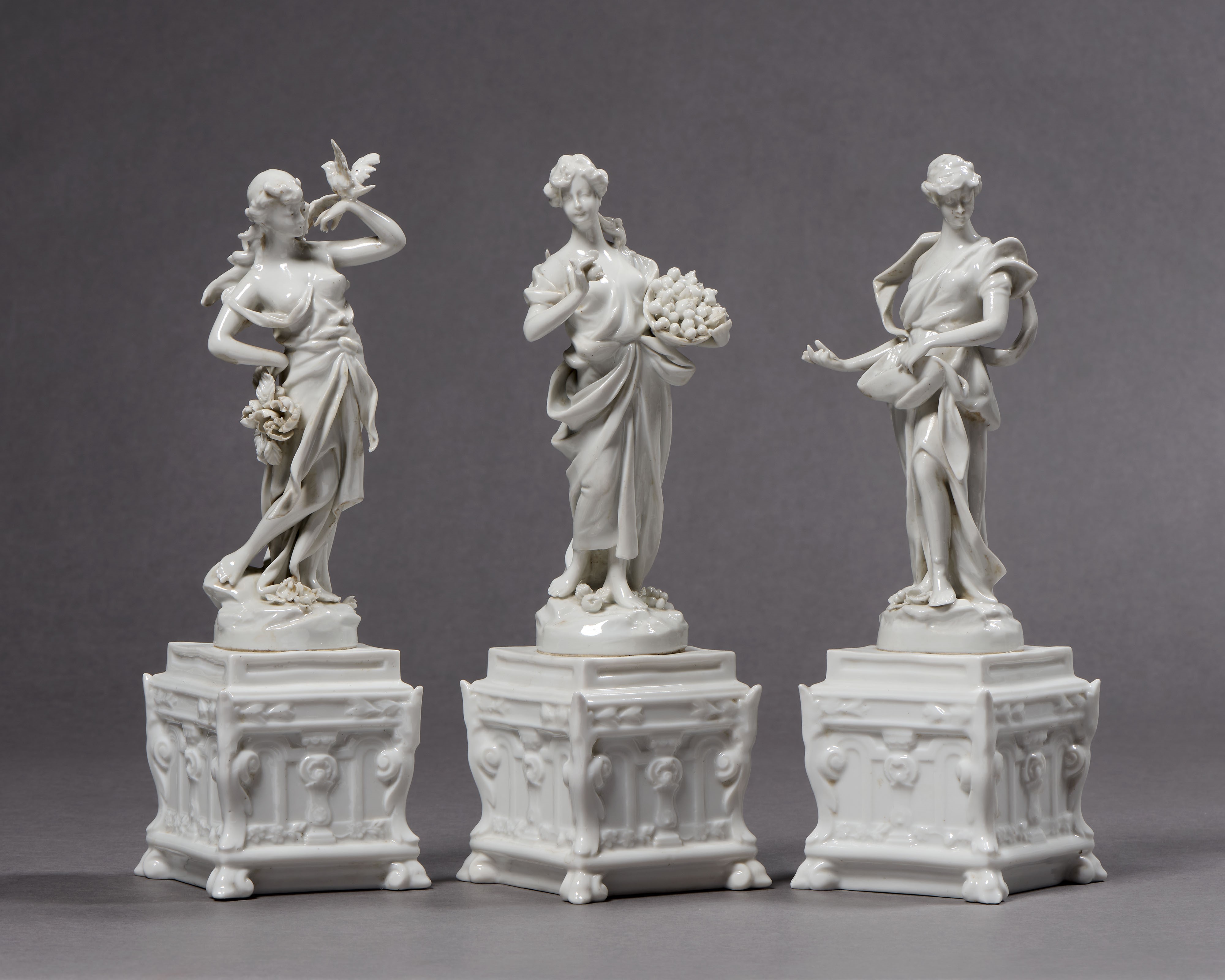 Capodimonte, Centrotavola componibile (o giardiniera) in porcellana bianca in stile neoclassico