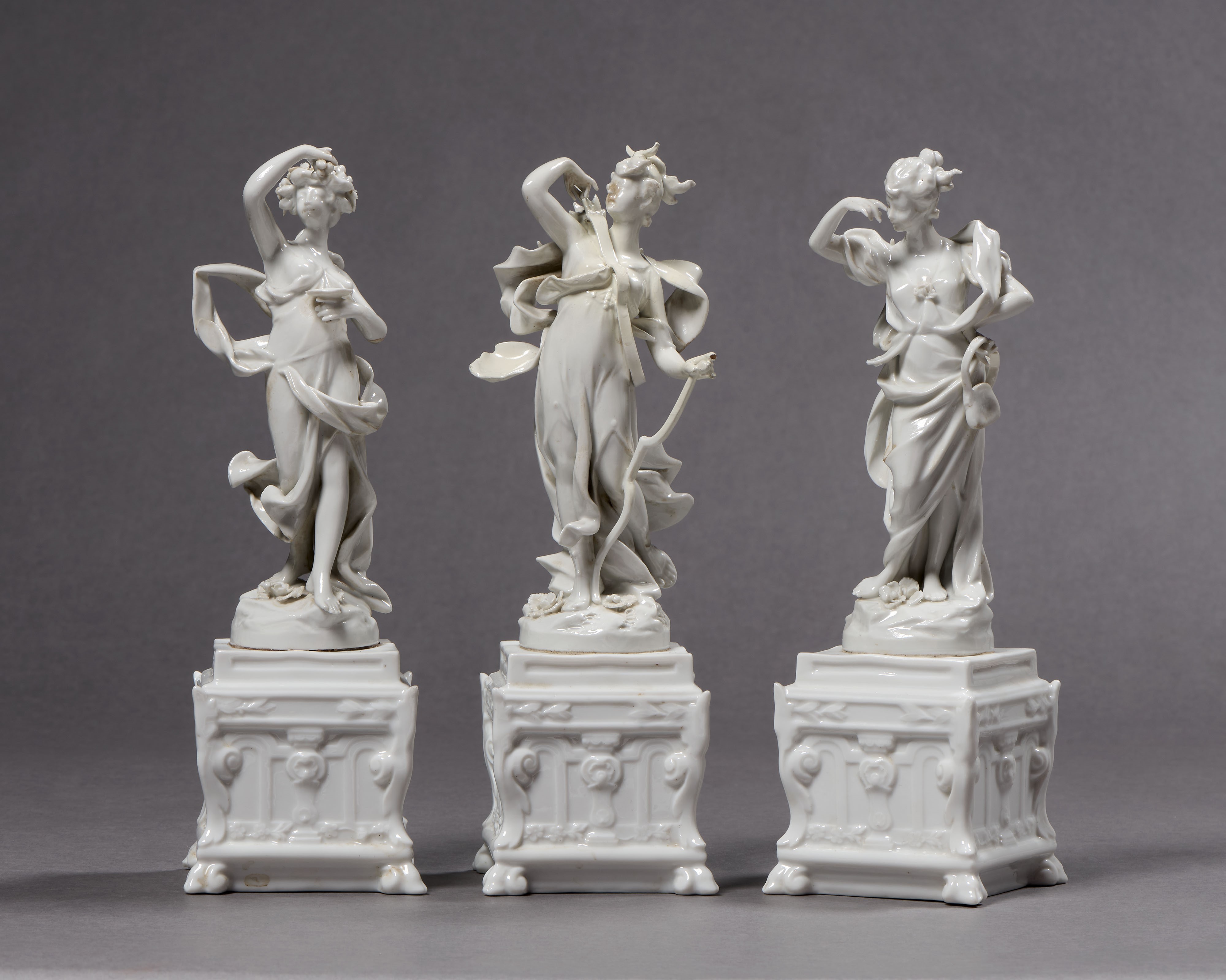 Capodimonte, Centrotavola componibile (o giardiniera) in porcellana bianca in stile neoclassico