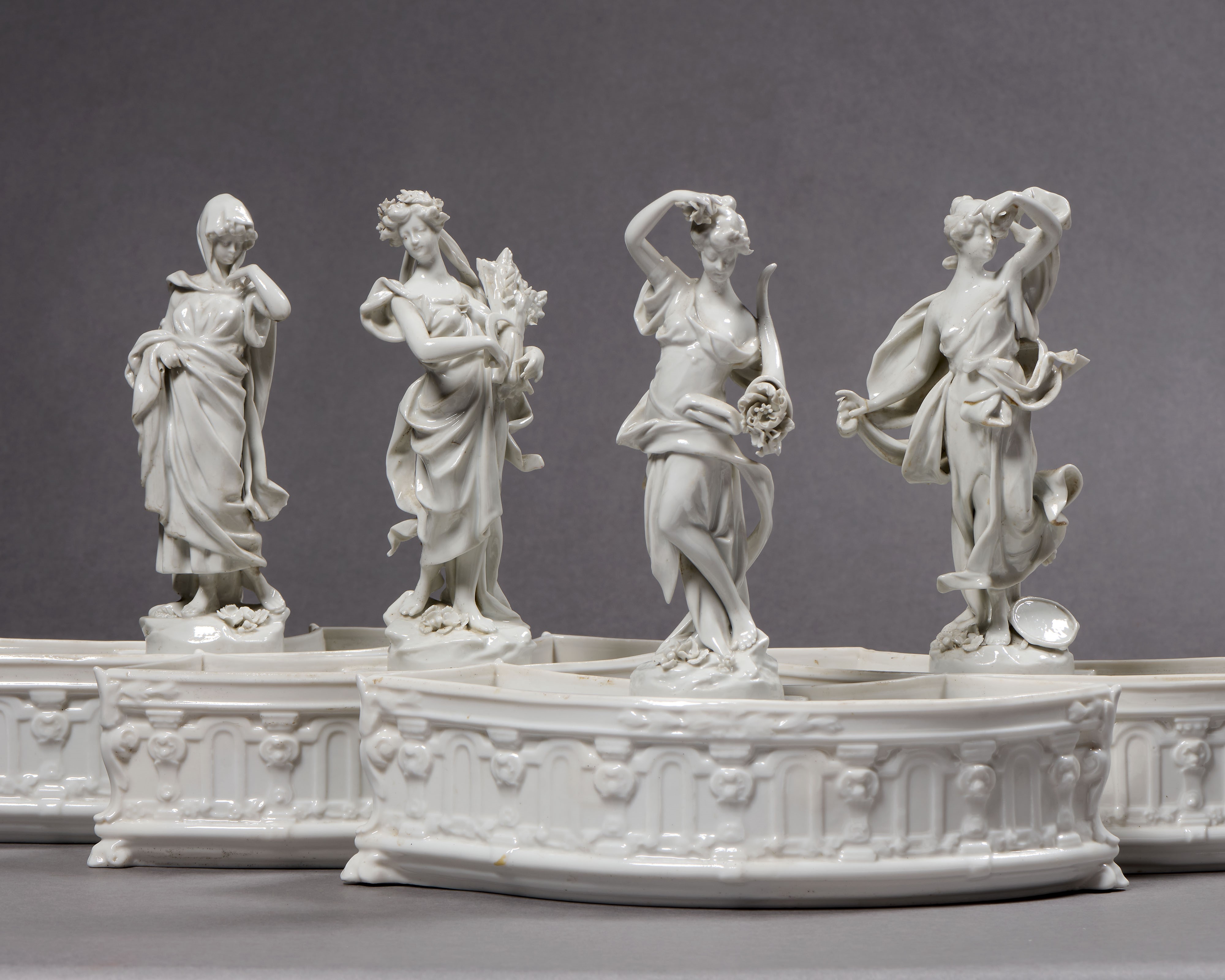 Capodimonte, Centrotavola componibile (o giardiniera) in porcellana bianca in stile neoclassico