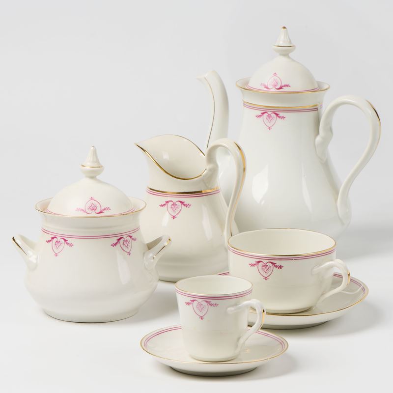 Ginori, Servizio da tè e caffè in porcellana con decoro policromo (43 pezzi), 1930-1940