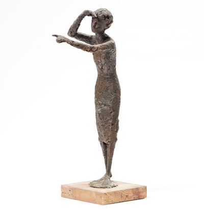 Lontano (Donna che guarda l'orizzonte), scultura in bronzo