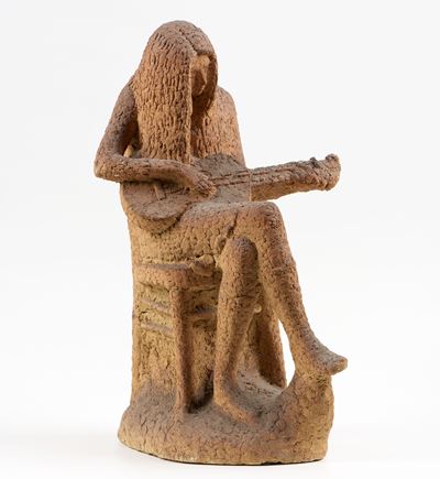 Giovane donna con chitarra, scultura in terracotta refrattaria