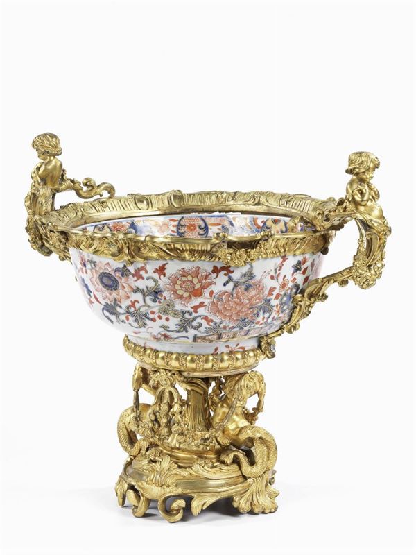 Centrotavola formato da un vaso in porcellana     cinese e sostegno in bronzo