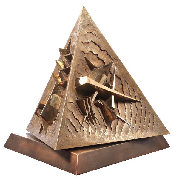 Arnaldo Pomodoro : Piramide  (2002)  - Scultura in bronzo, es. 3/8 - Asta ARTE MODERNA - II - Casa d'aste Farsettiarte