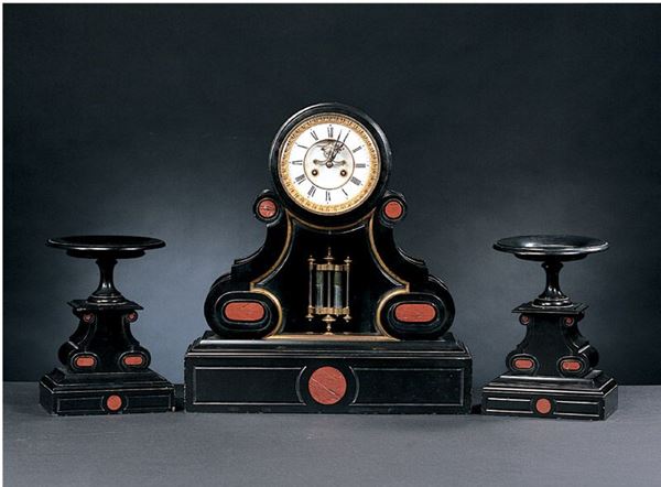 Trittico composto da orologio e due alzate in     marmo nero del Belgio