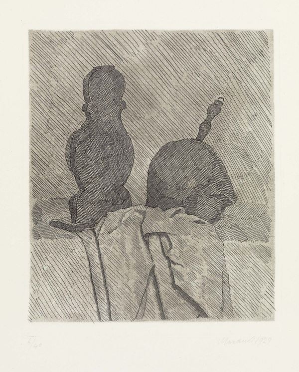 Giorgio Morandi - Natura morta con due oggetti e un drappo su un tavolo